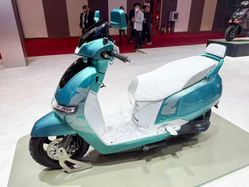 TVS iQube ST electric scooter 2025 7-inch TFT touchscreen with navigation features