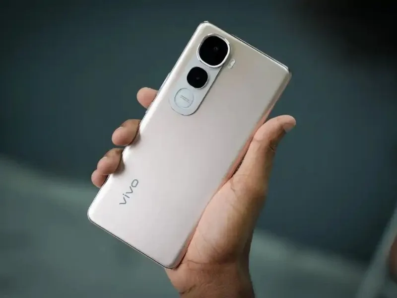 Vivo Y400 Pro 5G 6.77-inch 120Hz 3D curved AMOLED display, launched in 2025 at Rs 24,999, showcasing vibrant visuals for mid-range buyers.
