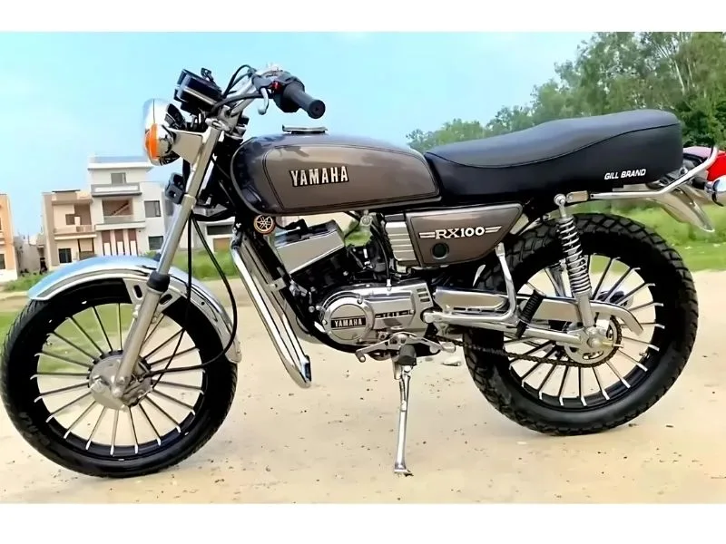 4.2-inch TFT display of Yamaha RX100 2025 with Bluetooth, enhancing modern retro bike experience for Indian commuters